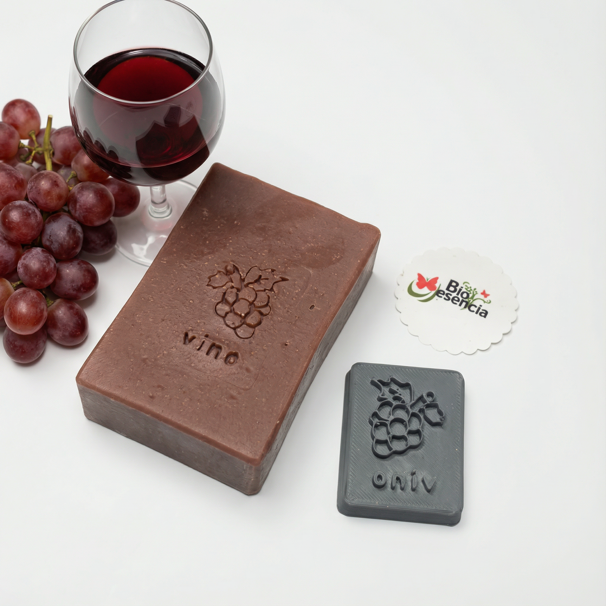 Sello "VINO" y racimo de uvas